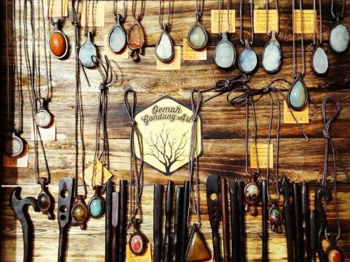 Berkreasi dengan Limbah Kayu Bersama Oemah Gondang Art